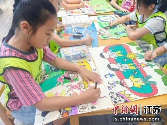 睢宁:童心绘“苏超” 为赛事添彩
